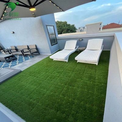 Komersial Artificial Grass Turf Tile Interlocking Desain 3/8 inci Gauge DIY Pet Lawn Mat