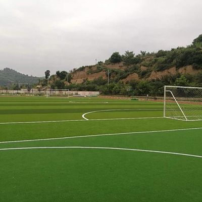 15000 jahitan/SQM Densitas Lapangan Sepak Bola rumput buatan yang dirancang untuk pemain sepak bola