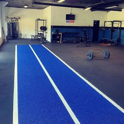 Rumput buatan hijau yang sudah dijahit Rumput gym untuk gym Jalankan trek Power Sledding 15mm Tinggi tumpukan