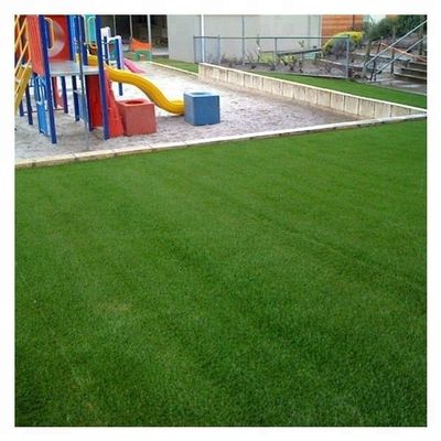 25mm Tinggi Tumpukan 3/8 inci Gauge Artificial Grass Lawn sempurna untuk taman bermain anak-anak
