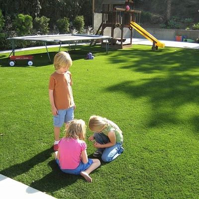 25mm Tinggi Tumpukan 3/8 inci Gauge Artificial Grass Lawn sempurna untuk taman bermain anak-anak