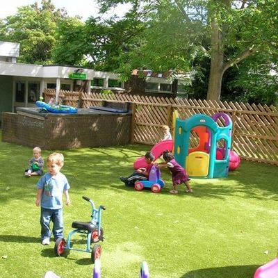 25mm Tinggi Tumpukan 3/8 inci Gauge Artificial Grass Lawn sempurna untuk taman bermain anak-anak