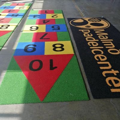 PE PP Dukungan Logo Rumput Buatan Pola Warna Rumput Sintetis Karpet Sepak Bola Mini
