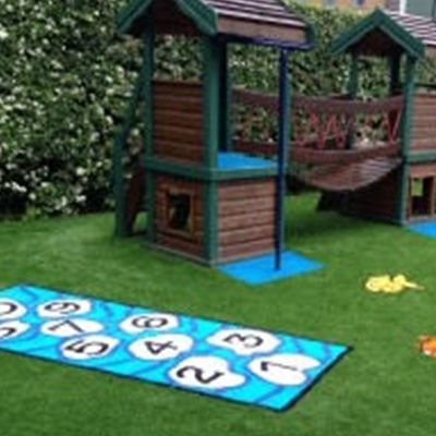PE PP Dukungan Logo Rumput Buatan Pola Warna Rumput Sintetis Karpet Sepak Bola Mini