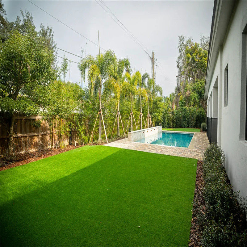 Custom 30-50mm Hijau Merah Putih Hitam Pink Biru Warna Karpet rumput sintetis untuk taman